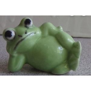 Miniature Bored GREEN FROG 1/2" x 1" Figurine